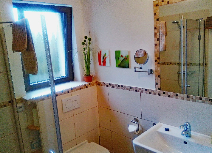 modernes Duschbad . . . . . . . . . . . . . . . . . . . . . . . . . . . . . . . . . . . klein aber oho 